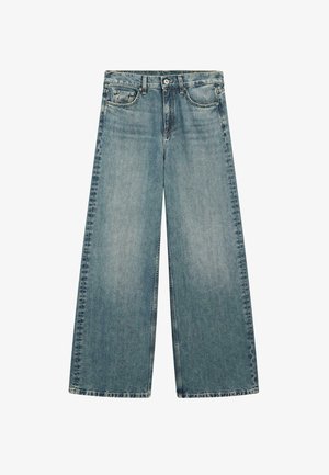Helleblaue, weite Jeans mit Schlag aus Denim, mit Knopf, Reißverschluss, Gürtelschlaufen und fünf Taschen, flach auf einem weißen Hintergrund ausgelegt.