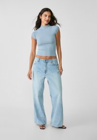 Stradivarius WITH CAP SLEEVES  - Základné tričko - blue