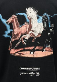 Τρία άλογα — ένα καστανό, ένα άσπρο, ένα μαύρο — τρέχουν μπροστά με μπλε κεραυνούς στο φόντο και το κείμενο «ΙΠΠΟΔΥΝΑΜΗ» από κάτω.