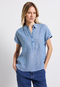 Blaue gestreifte Bluse mit kurzen Ärmeln und Knopfleiste, aus leichtem Stoff gefertigt, mit lockerem Schnitt und abgerundetem Saum.