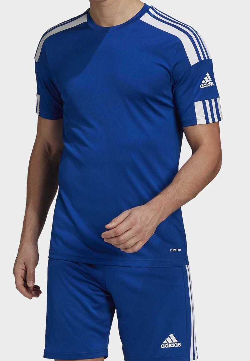 Niebieska koszulka sportowa z krótkim rękawem, z białymi paskami na ramionach, wykonana z gładkiego, oddychającego materiału, z logo Adidas.