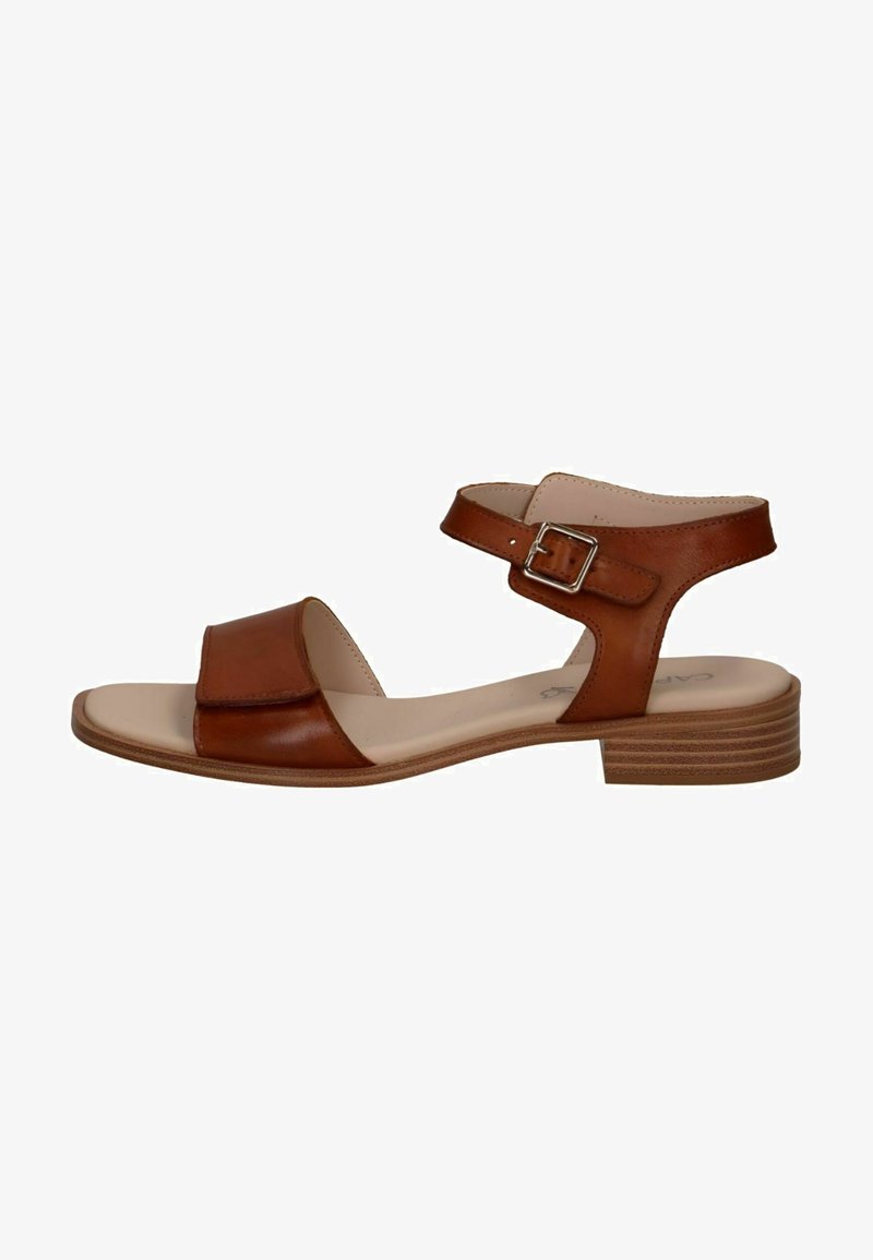 Braunes Leder-Sandal mit einem breiten Riemen und Schnallenverschluss am Knöchel, flachem Absatz und leichtem Innenfutter. Glatte Oberfläche mit minimalistischem Design.
