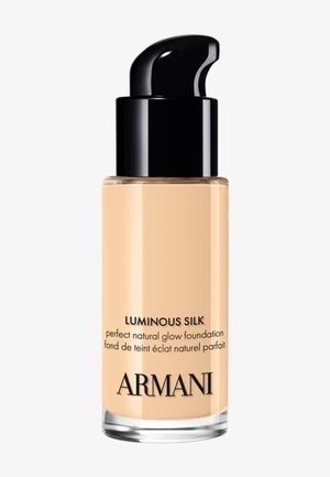 Base de maquillaje Luminous Silk con brillo natural en forma líquida beige con dosificador de bomba negro de Armani.