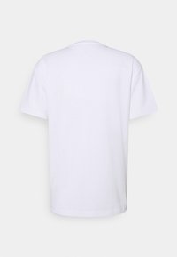 Camiseta blanca de algodón con un ajuste clásico y relajado, mangas cortas y un sencillo escote redondo. Textura suave sin patrones o acentos visibles.