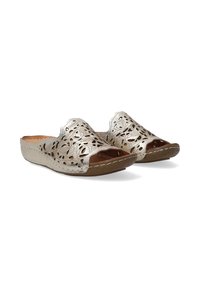 Open-toe slidesandalen met een bovenwerk van metallic zilver geperforeerd leer en een bruin gewatteerde binnenzool, met gestikte details langs de rand.