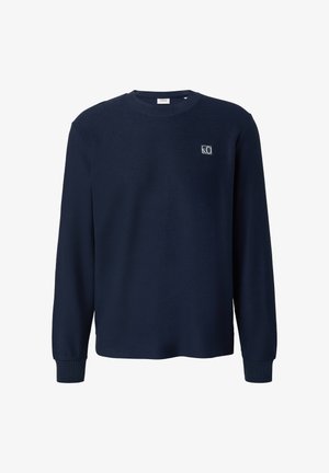 Granatowy sweter z okrągłym dekoltem wykonany z teksturowanej tkaniny. Posiada ściągacze przy mankietach i u podstawy, oraz małe logo na klatce piersiowej.