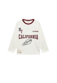 Langärmliges weißes T-Shirt mit burgunderfarbenen Akzenten, mit dem grafischen Text "CALIFORNIA" und einem Fußballdesign. Baumwollstoff, lässige Passform.