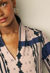 Next V-NECK CUFF - Blůza - navy blue geo print