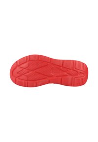 Sarkans gumijas zole ar teksturētām virsmām, rievām un centrālo izliekumu, kas nodrošina pielipšanu. Uz zoles tuvumā pie papēža redzama Puma logo.