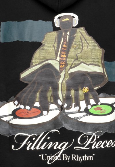 Schwarzer Kapuzenpullover mit einem Grafikdesign eines DJs in einem karierten Anzug und einer Krawatte. Auffällige Details sind große Hände, die Vinylplatten bedienen.