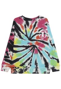 Tęczowy sweter z tie-dye z spiralnym wzorem w odcieniach różu, niebieskiego, czerni i żółci. Biały tekst graficzny na klatce piersiowej.