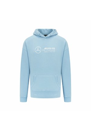 Jasnoniebieska bluza z kapturem, z kieszenią z przodu, z białymi nadrukowanymi logo: AMG i Petronas oraz okrągłym dekoltem z troczkami.