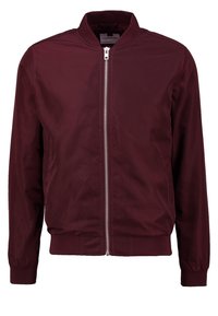 Burgunderfarbene Bomberjacke mit einem Frontreißverschluss, gerippten Bündchen und Saum sowie einer glatten Stofftextur. Keine weiteren Designelemente.
