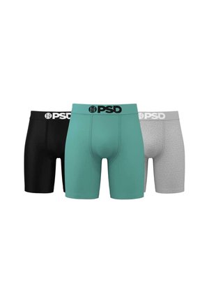 Trois paires de boxers pour hommes : noir, bleu sarcelle et gris clair. Les matériaux sont des tissus doux avec des tailles élastiques arborant des logos.