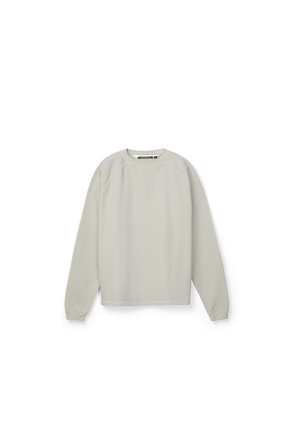 Felpa grigia chiaro a maniche lunghe con scollo tondo, polsini a costine e logo del marchio discreto sul petto, mostrata su uno sfondo bianco.