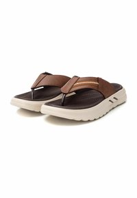 Chanclas de cuero marrón con una plantilla texturizada en marrón oscuro, suela blanca acolchada y un acento decorativo de costura en la correa.