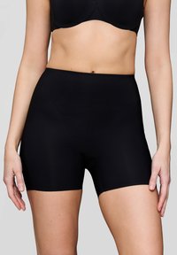 Shorts neri aderenti realizzati in tessuto elasticizzato, con vita alta e texture liscia, progettati per comfort e libertà di movimento.