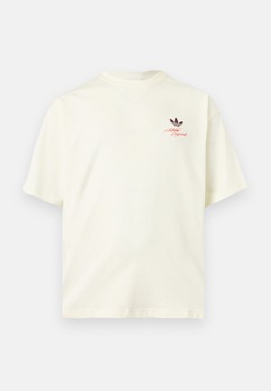 Λευκό κοντομάνικο T-shirt με μικρό κόκκινο και μαύρο λογότυπο Adidas Originals και κείμενο στο αριστερό στήθος.