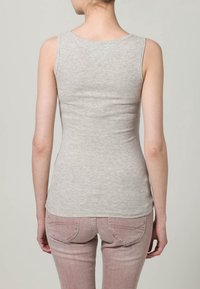 Grå, ribbad linne med rund hals och ärmlös design, sedd bakifrån. Slät textur, figursydd form.