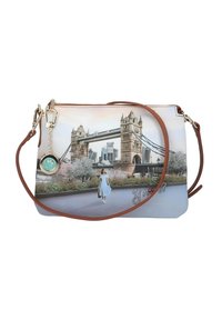Borsa a tracolla con design stampato del Tower Bridge di Londra, rifiniture in finta pelle marrone, tracolla regolabile e charm decorativo. Texture liscia.