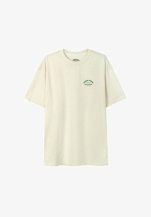 Beżowa, oversize t-shirt wykonana z bawełny, z okrągłym dekoltem i krótkimi rękawami. Posiada mały nadruk w kolorach zielonym i pomarańczowym.