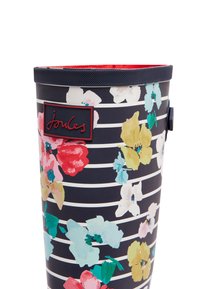 Hoge marineblauwe regenlaars met witte strepen, een morekleurig bloemenpatroon, rode voering en een rode "Joules" logopatch dichtbij de bovenkant.