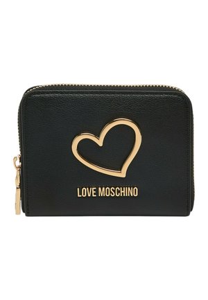 Portafoglio in pelle nera con cerniera dorata, con contorno di cuore dorato e scritta "LOVE MOSCHINO" sul davanti.