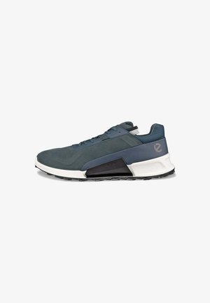 Sportschoenen van donkerblauw suede en mesh. Voorzien van een witte tussenzool, zwarte buitenzool en grijze accenten. Inclusief veters en een gevoerde kraag.