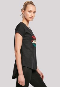 Schwarzes T-Shirt mit kurzen Ärmeln und rundem Ausschnitt, das vorderseitig bunten grafischen Text zeigt. Der Stoff wirkt weich und hat eine lockere Passform.