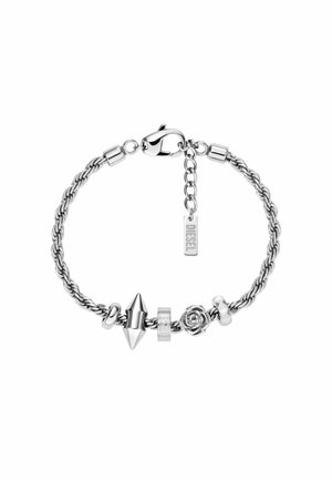 Srebrna metalowa bransoletka o splecionym wzorze, z dekoracyjnymi elementami takimi jak kolec, róża oraz metka z logo.