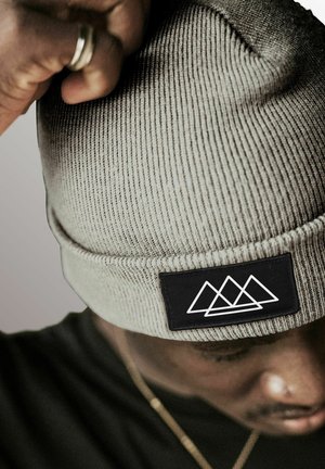 BEDRUCKT OUTDOOR BERGE WINTER MIT PATCH AUFDRUCK PRINT - Beanie - grau