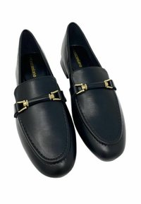 Mocassini neri in pelle con punta arrotondata, caratterizzati da un dettaglio fibbia color oro e una texture liscia. Design senza lacci con tacco basso.