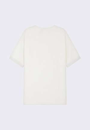 Weißes, übergroßes T-Shirt mit kurzen Ärmeln, aus strukturiertem Stoff und kontrastierenden Bündchen. Die Rückansicht zeigt ein einfaches, klares Design.