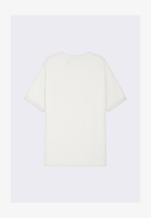 Camiseta blanca de gran tamaño con mangas cortas, que presenta una tela texturizada y puños en contraste. La vista trasera muestra un diseño simple y limpio.
