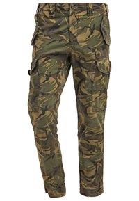 Kamouflaged cargobyxor i gröna och bruna nyanser, med flera sidofickor, avslappnad passform och uppvikta benslut för extra stil.