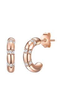 Ružičasto zlatne obručaste naušnice s segmentiranim dizajnom, ukrašene prozirnim kristalima raspoređenim po cijelom obruču. Glatka tekstura s poliranim završetkom.