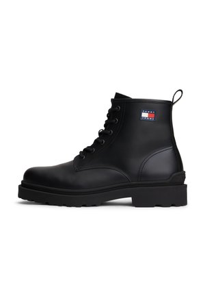 Schwarzer Leder-Stiefel mit Schnürung bis zum Knöchel, Zuglasche und Tommy Jeans Logoaufnäher an der Seite, robuste Sohle für den Außeneinsatz.