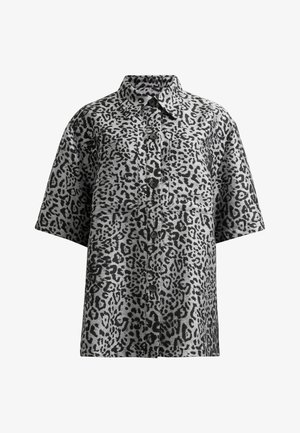 Grå og svart leopardmønstret skjorte med knappelukking foran, korte ermer og to brystlommer. Myk stofftekstur, avslappet passform.