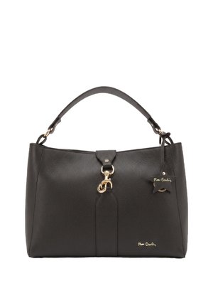 Borsa a mano in pelle nera con una sola maniglia, chiusura dorata, targhetta a forma di stella e logo "Pierre Cardin" sul davanti.
