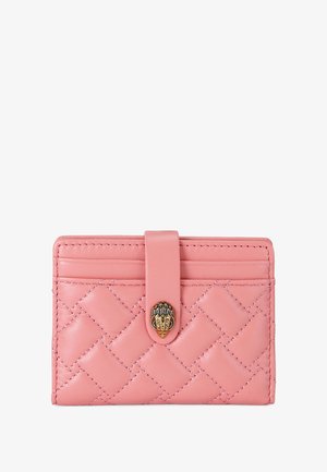 Tarjetero de cuero acolchado rosa con cierre de presión y un pequeño cierre decorativo en oro y negro.