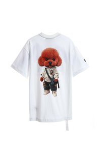 Camiseta de algodón blanca con un gráfico de un personaje de perro marrón estilizado que lleva una sudadera con capucha, pantalones de chándal negros y zapatillas en la parte posterior.