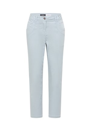 Pantalon bleu clair ajusté avec poches avant, passants pour ceinture et fermeture à bouton, présenté sur un fond blanc.