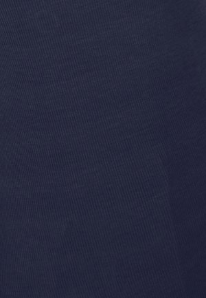 Tela de color azul oscuro con textura y finas costillas verticales, creando un sutil patrón a rayas.