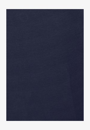 Tela de color azul oscuro con textura y finas costillas verticales, creando un sutil patrón a rayas.