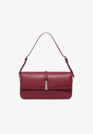 Rote Lederhandtasche mit rechteckiger Form, ausgestattet mit einem magnetischen Klappenverschluss, verstellbarem Tragegurt und glatter Textur.