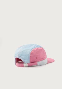 Gorra con un diseño en rosa y azul claro, con una parte superior de malla. Tiene un visera plana y una correa de tela en la parte posterior. Acentos de superficie texturizada.