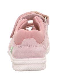 Růžová semišová bota s polstrovaným podpatkem, textilními akcenty a suchým zipem; gumová podrážka s texturovaným vzorem pro lepší přilnavost.