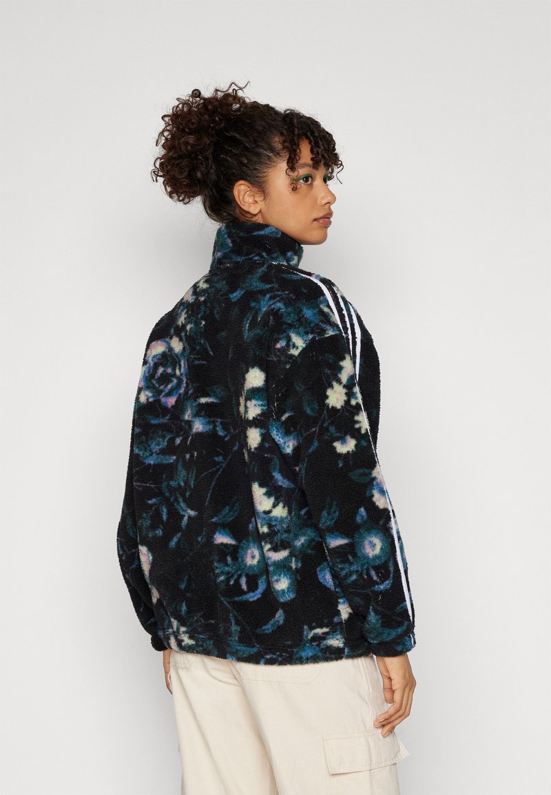 adidas originals sweat sherpa small logo