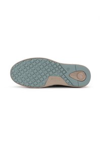 Suola della scarpa in un materiale rubbero testurizzato blu chiaro con motivi circolari e un logo, progettata per la presa e la durata.