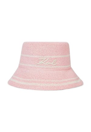 Chapeau bob en tricot rose avec des rayures horizontales blanches et le texte brodé "Karl" sur le devant.